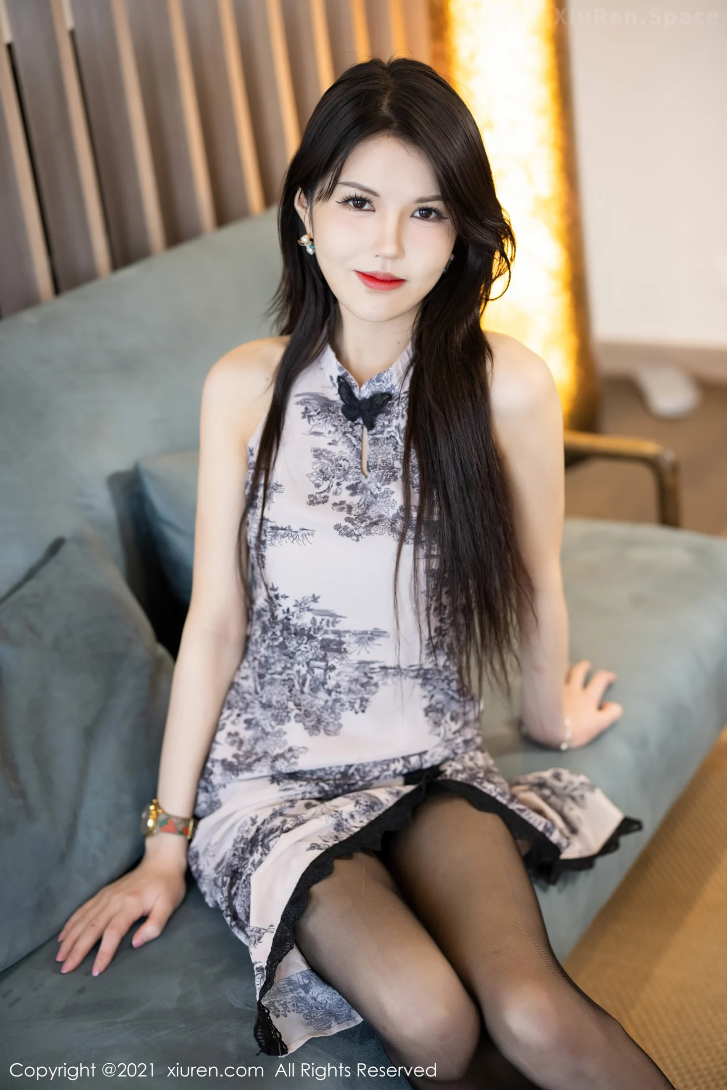 图片[2]-[XiuRen秀人网]VOL.3887 模特媛媛酱belle杭州旅拍私房典雅古韵旗袍配黑丝裤袜魅惑写真42P-秀人网官方网站